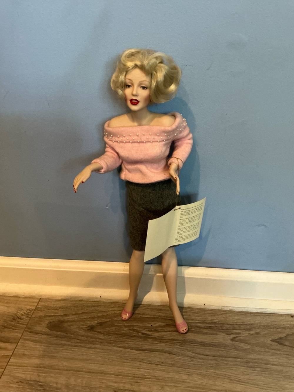 Franklin Mint Marilyn Monroe Pink Sweater Girl Doll w/stand